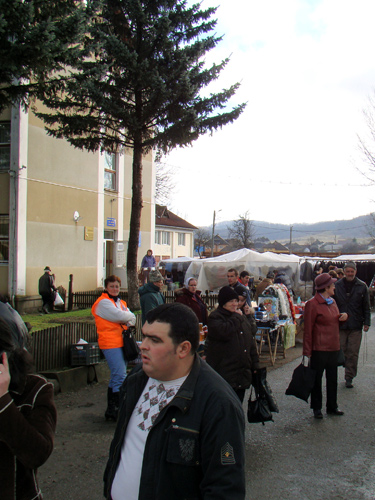 Piata din parcarea primariei (c) eMM.ro
